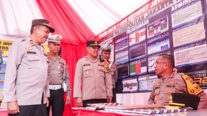 Kapolres Metro Jakarta Timur Tinjau Kesiapan Pos Pengamanan di Pasar Rebo